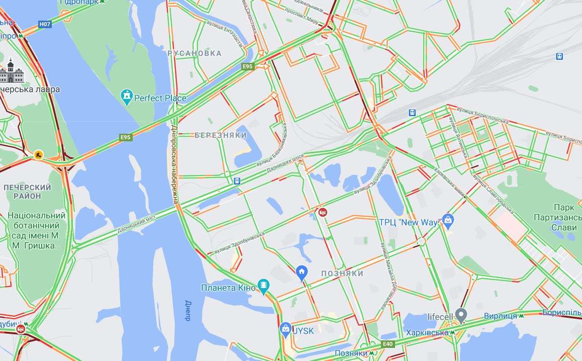 Падение столбов на Шулявке создало транспортный коллапс: какая ситуация в Киеве