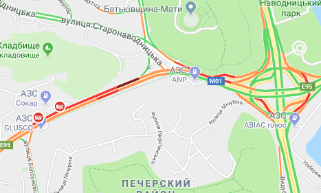 У Києві на бульварі Дружби Народів зіштовхнулися три автівки