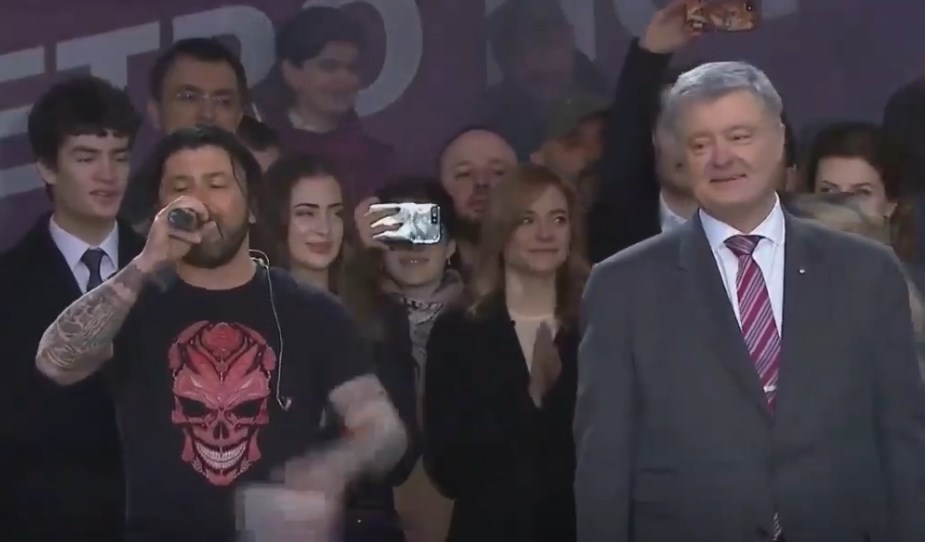 Порошенко посвятил песню Зеленскому: под стадионом пели все (видео)