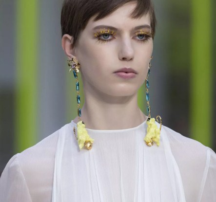 Розсипи золота, елементи пірсингу і накладні вилиці: найбільш незвичайні мейк-ап тренди Тижня моди в Парижі