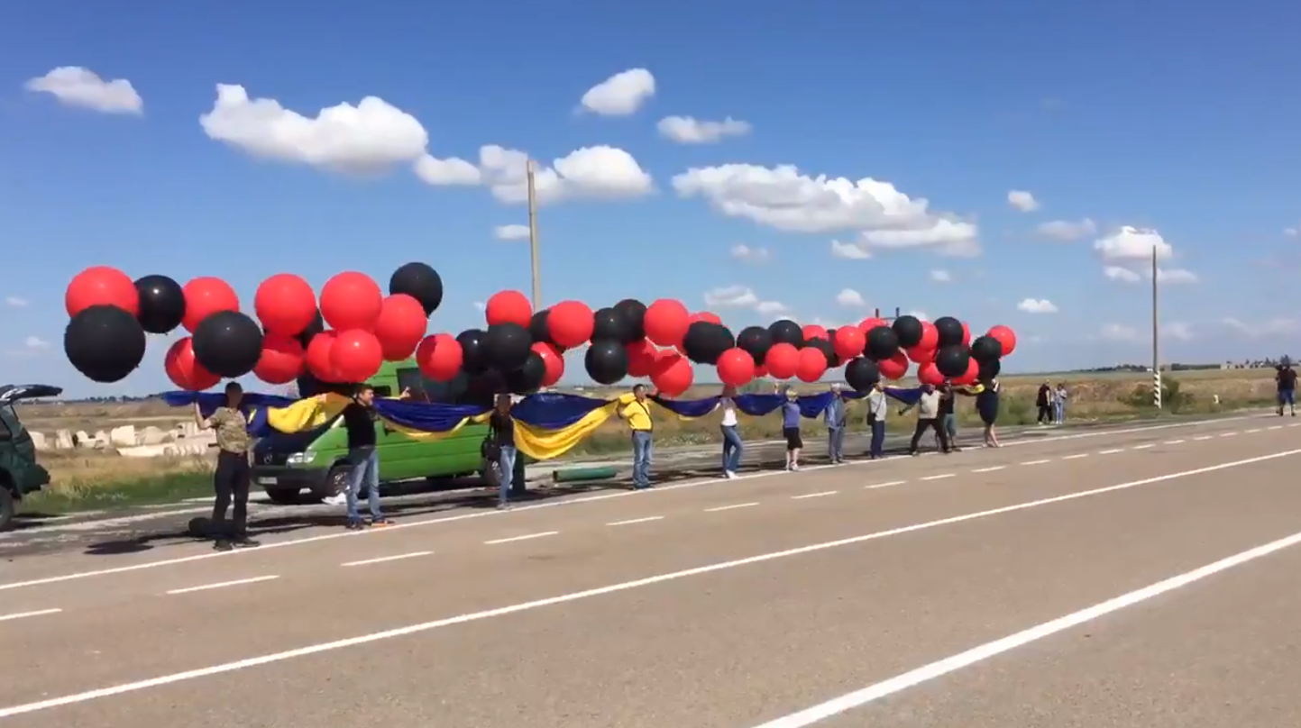 В Крым запустили гигантский флаг Украины на красно-черных шарах: видео и фото