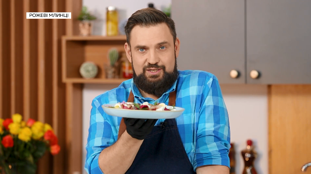 Рецепт розовых блинчиков с селедкой, которые точно удивят ваших гостей на Масленицу