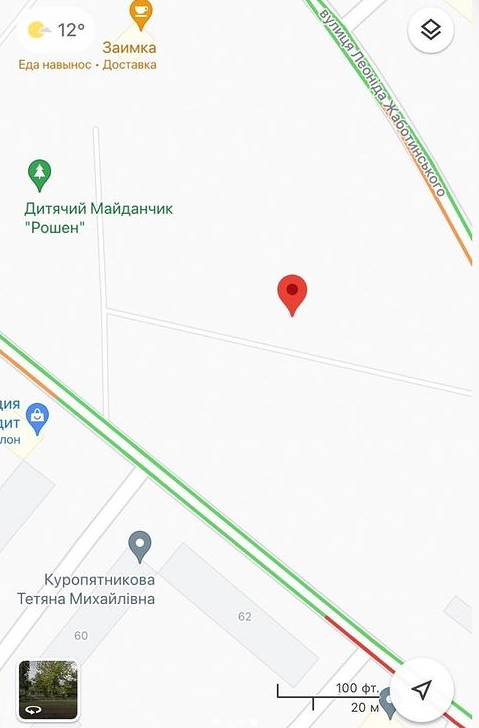 У центрі Запоріжжя дитина провалилася під плити в яму біля дитячого майданчика (відео)