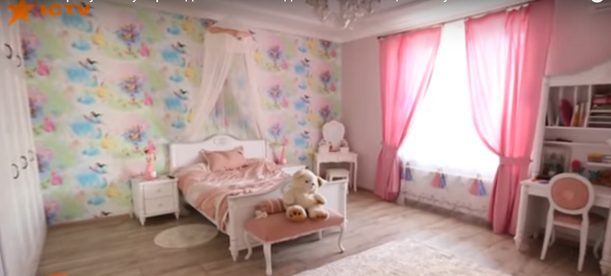 Анастасия Приходько показала свой роскошный особняк с люстрой за 30 тысяч и "коконами"