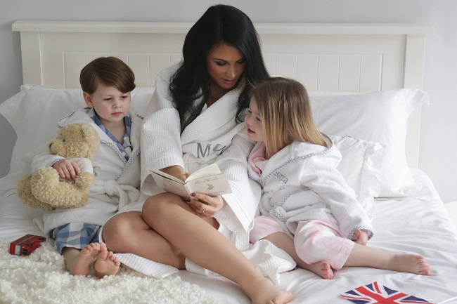 Со своим Гарри и королевой: двойник Меган Маркл грозит стать популярнее герцогини (фото)