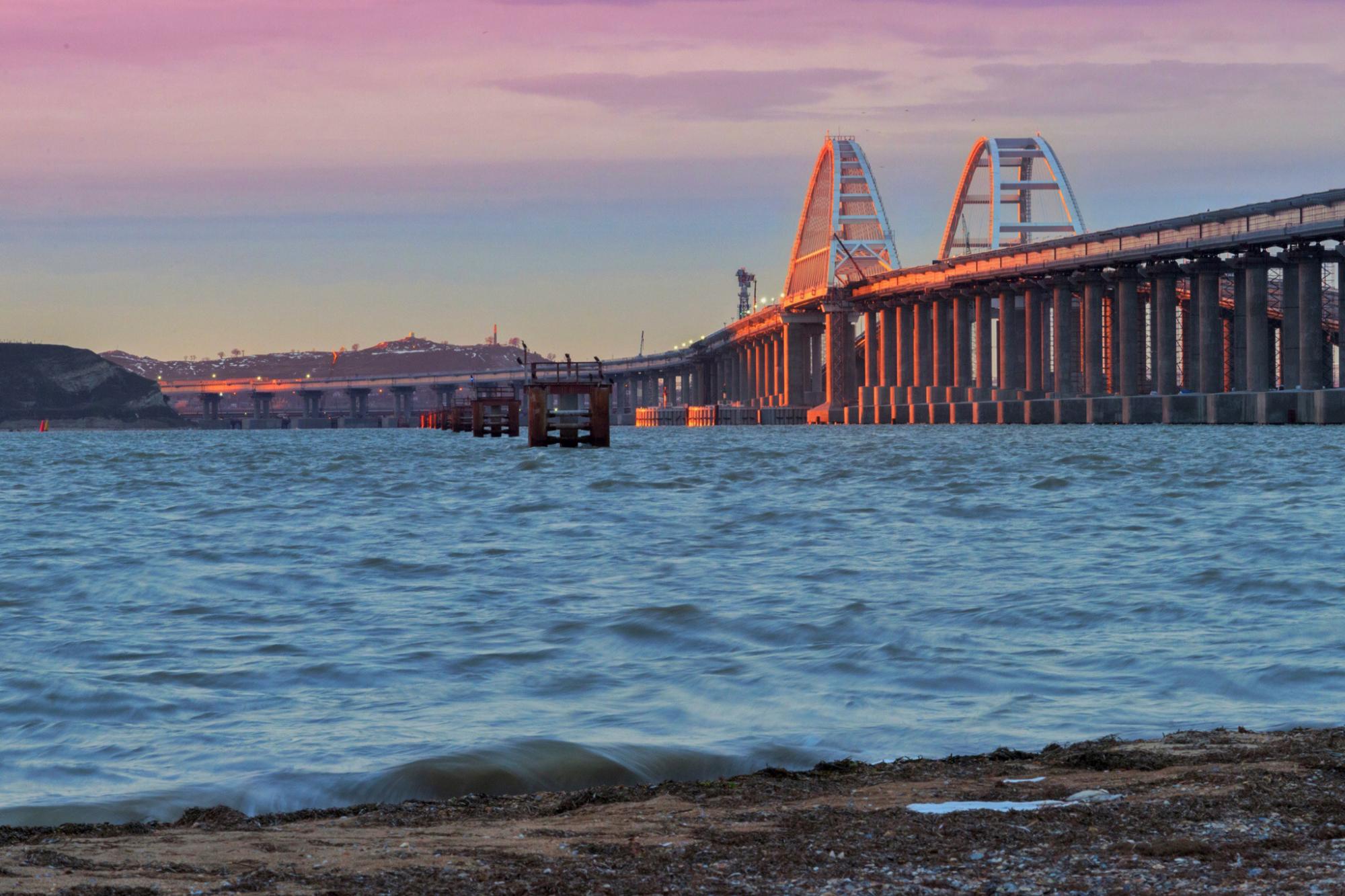 Молчат, как партизаны: ученый предупредил об опасности Крымского моста