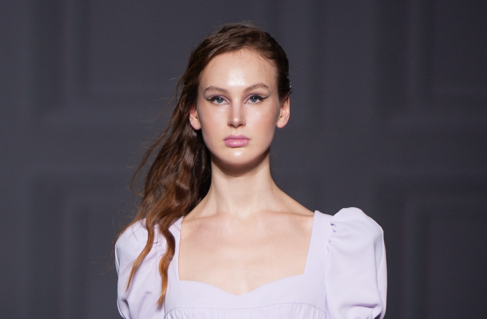 Відмова від брів і золото в очах: топ-5 мейкап-трендів від візажистів Ukrainian Fashion Week FW 20-21