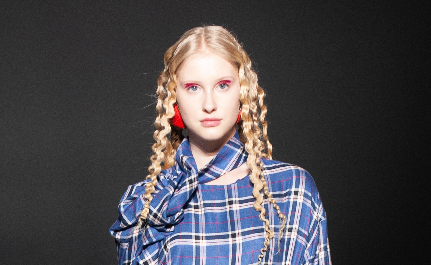 Відмова від брів і золото в очах: топ-5 мейкап-трендів від візажистів Ukrainian Fashion Week FW 20-21