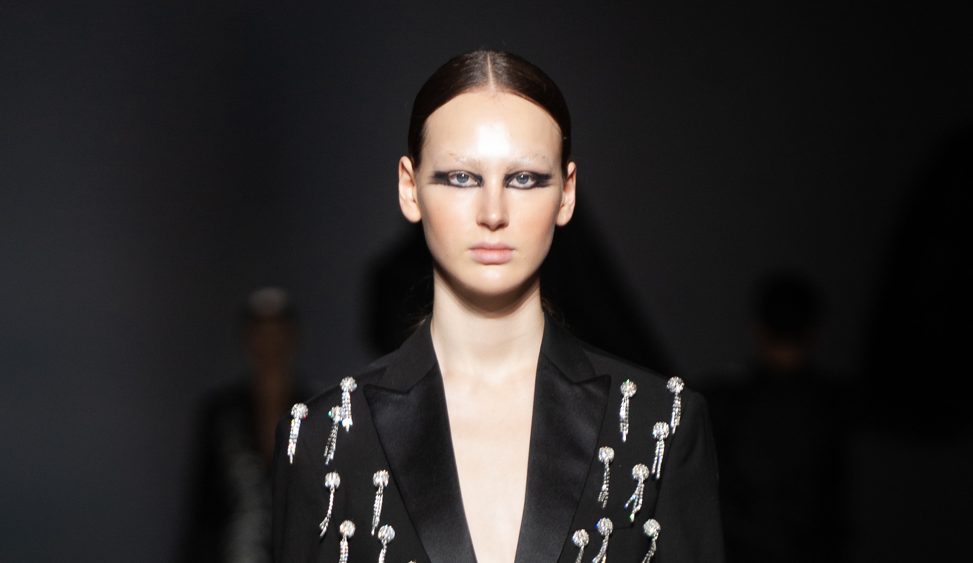 Відмова від брів і золото в очах: топ-5 мейкап-трендів від візажистів Ukrainian Fashion Week FW 20-21