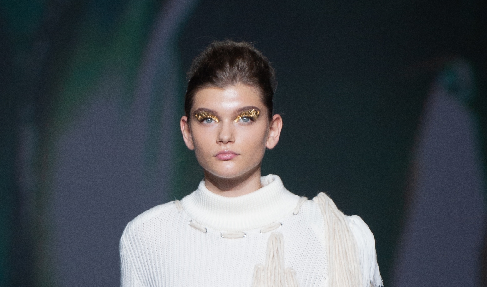 Відмова від брів і золото в очах: топ-5 мейкап-трендів від візажистів Ukrainian Fashion Week FW 20-21