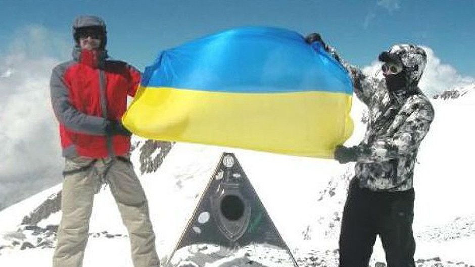 Зеленский на фоне флага украины