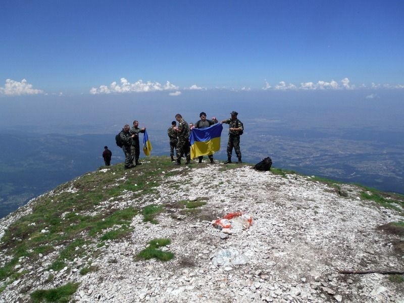 День флага: речь Зеленского, стяг-рекордсмен и на каких вершинах мира реет знамя Украины