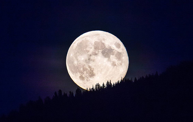 Повний місяць і ретроградний Меркурій в жовтні: названі дати небезпечних днів