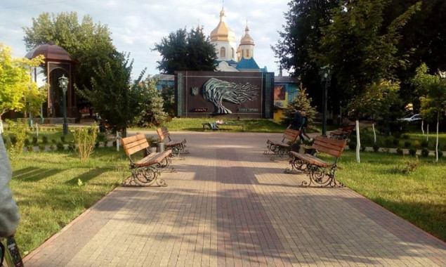 Під Києвом росіянин осквернив меморіал на честь Героїв Небесної Сотні (відео)