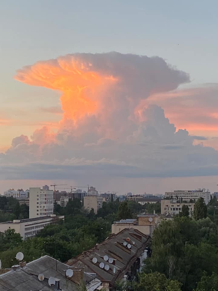 "Ядерні" хмари налякали жителів Києва: "невже Чорнобиль?"