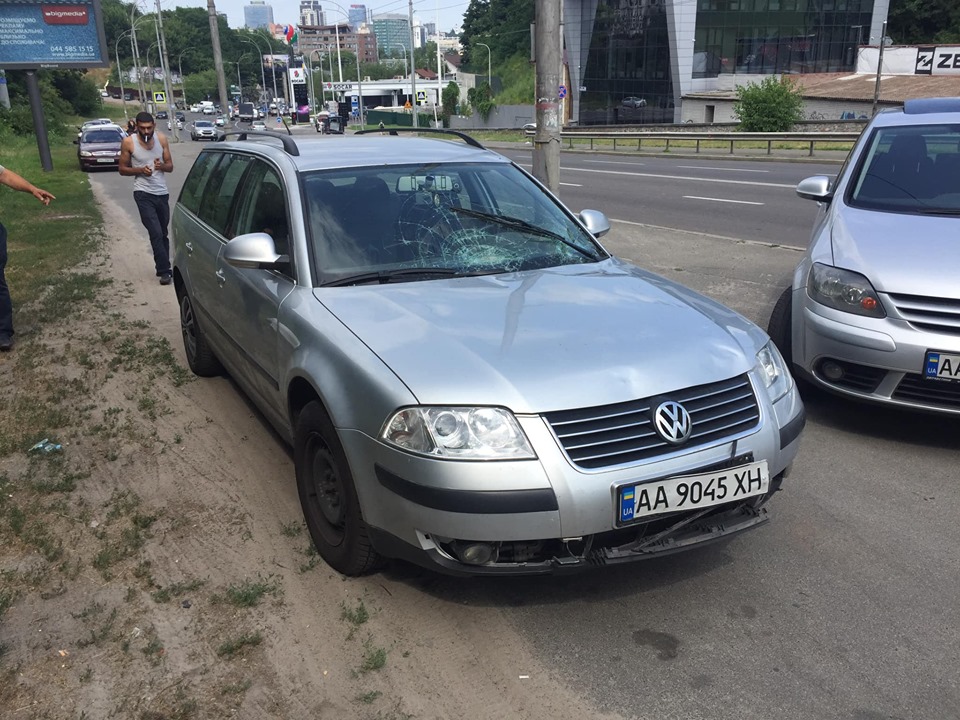 Журналист задержал водителя, сбившего девушек на переходе в Киеве (фото)