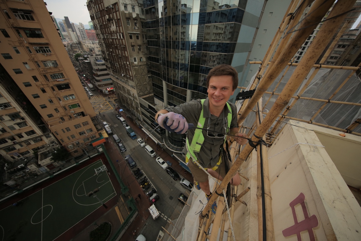 Дмитрий Комаров узнает свою судьбу у китайских предсказателей