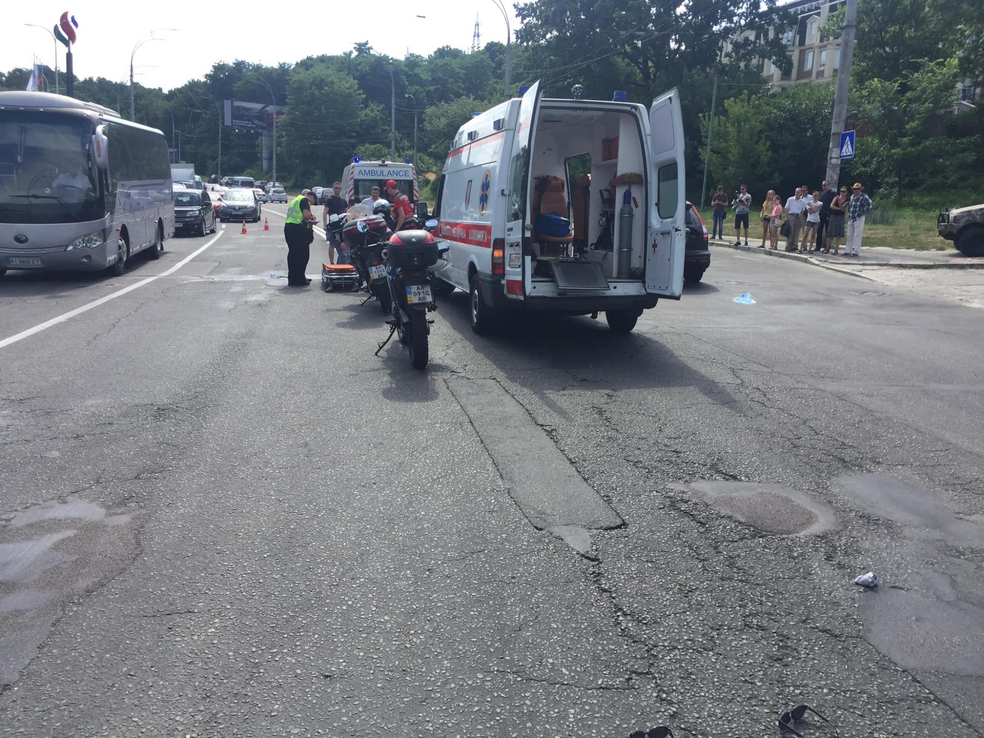 Журналист задержал водителя, сбившего девушек на переходе в Киеве (фото)