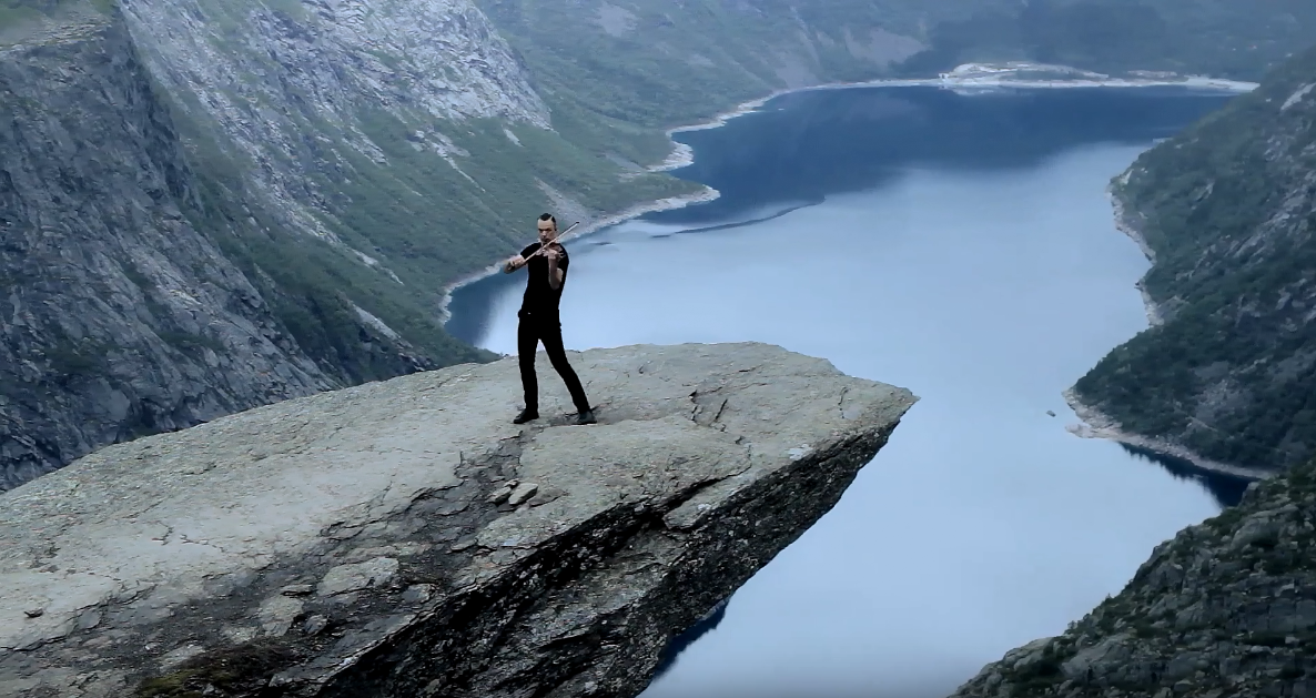 Український скрипаль заграв на всесвітньо відомій скелі над прірвою: вражаюче відео