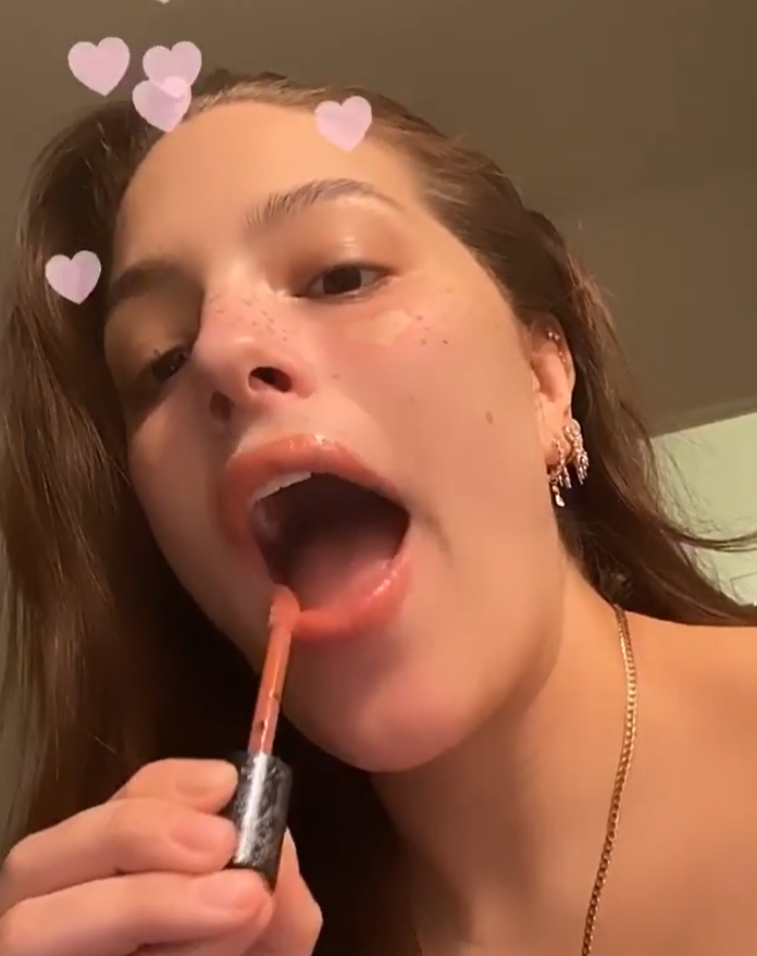 Тоді і зараз: Ешлі Грем показала "правдиве" селфі молодої мами