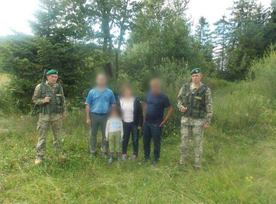 Фото: нелегали У Львівській області на кордоні затримали групу нелегалів з Ірану