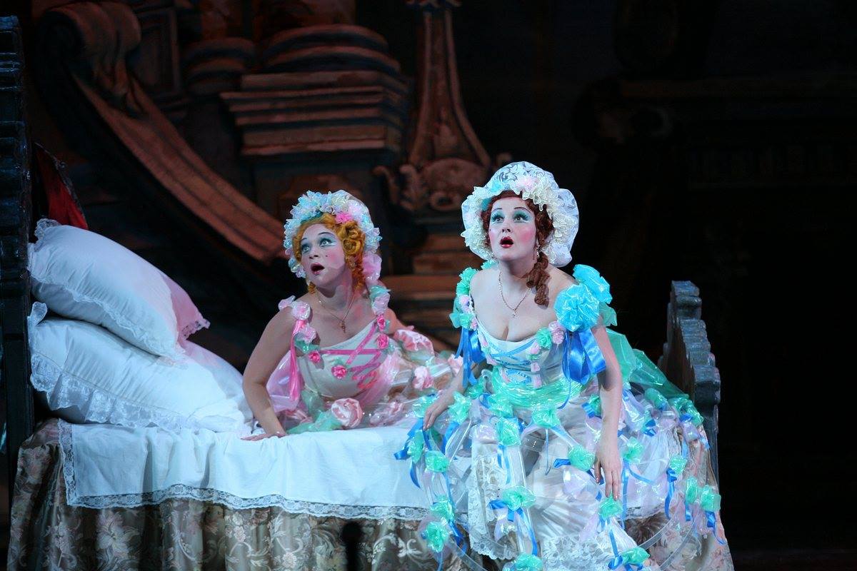 "Лебедине озеро", "Снігова королева" і не тільки: що дивитися в Національній опері України в листопаді