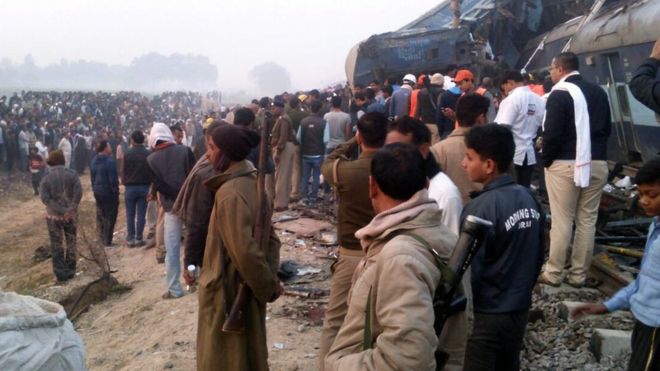 Число жертв крушения поезда в Индии возросло до 96 человек