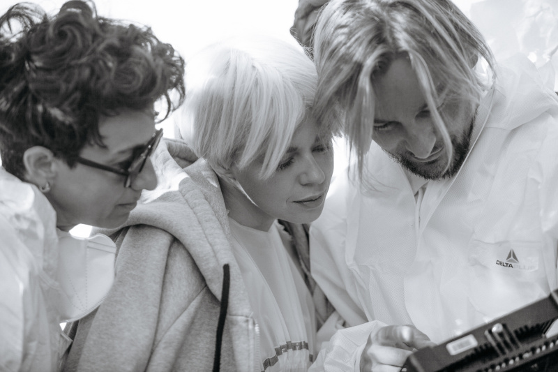 "Сміттєзвалище і пластикові пакети": ONUKA та Алан Бадоєв презентували новий яскравий кліп