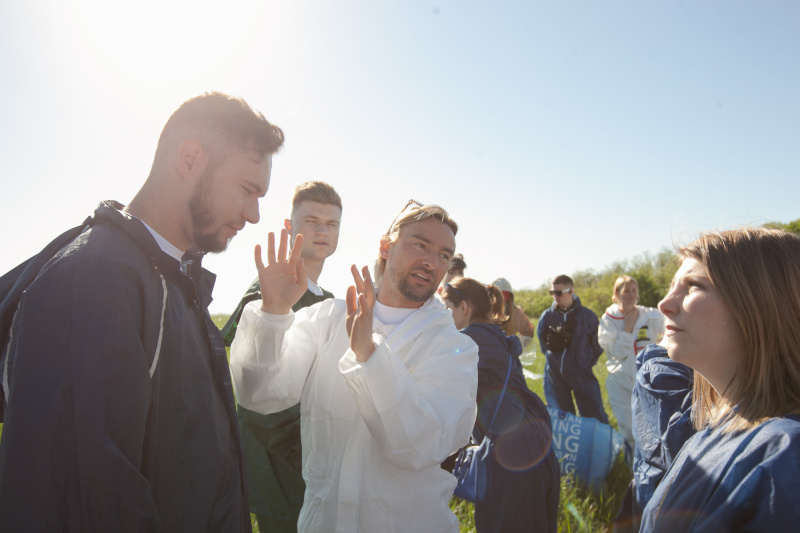 "Сміттєзвалище і пластикові пакети": ONUKA та Алан Бадоєв презентували новий яскравий кліп