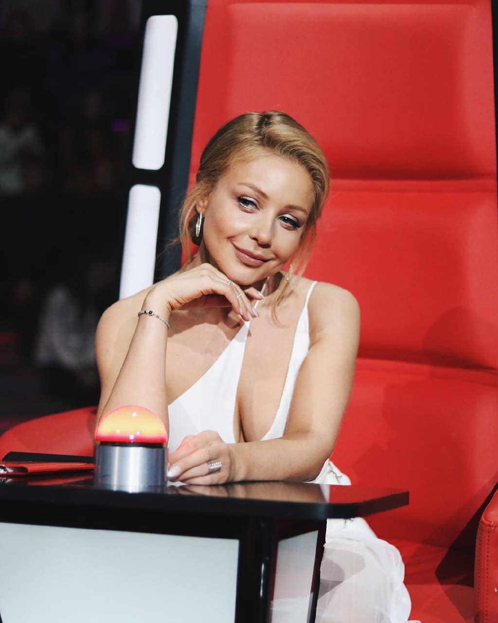 Біла королева: Тіна Кароль у відвертій сукні завела Дана Балана на Голосі країни 10