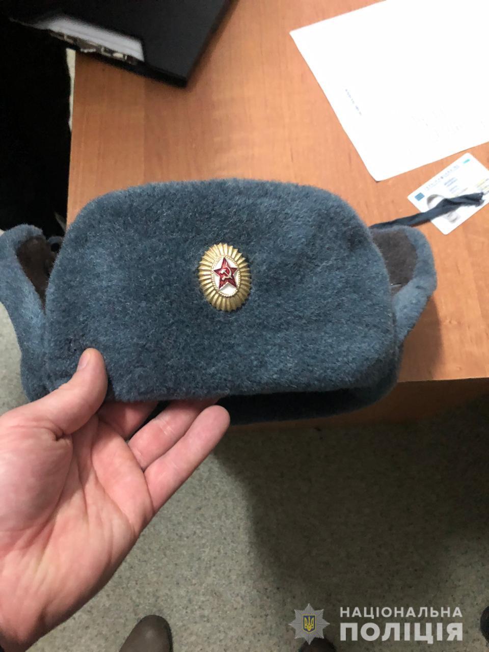 В центре Львова киевлянин разгуливал в ушанке с коммунистической символикой