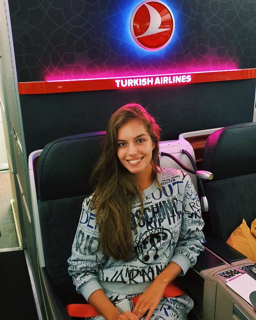 "Неймовірно скучила": молода дружина Комарова з'їздила до нього в експедицію