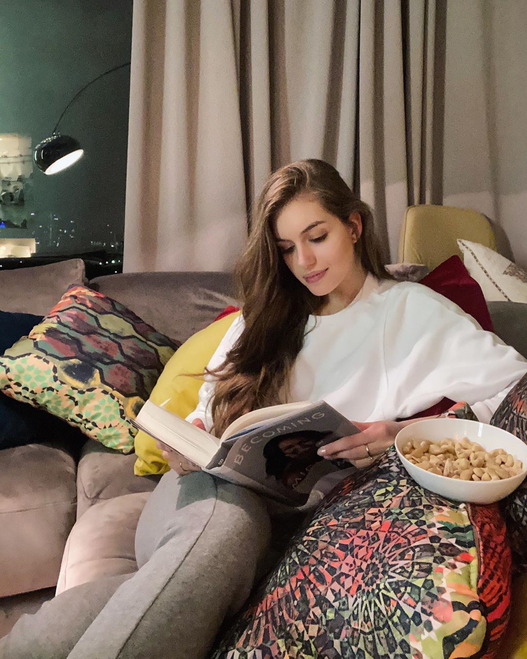 Молодая жена Дмитрия Комарова поделилась умиротворением на домашнем фото с книгой