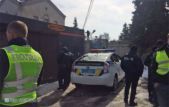 В будівлі бази "Азов" проводять обшуки