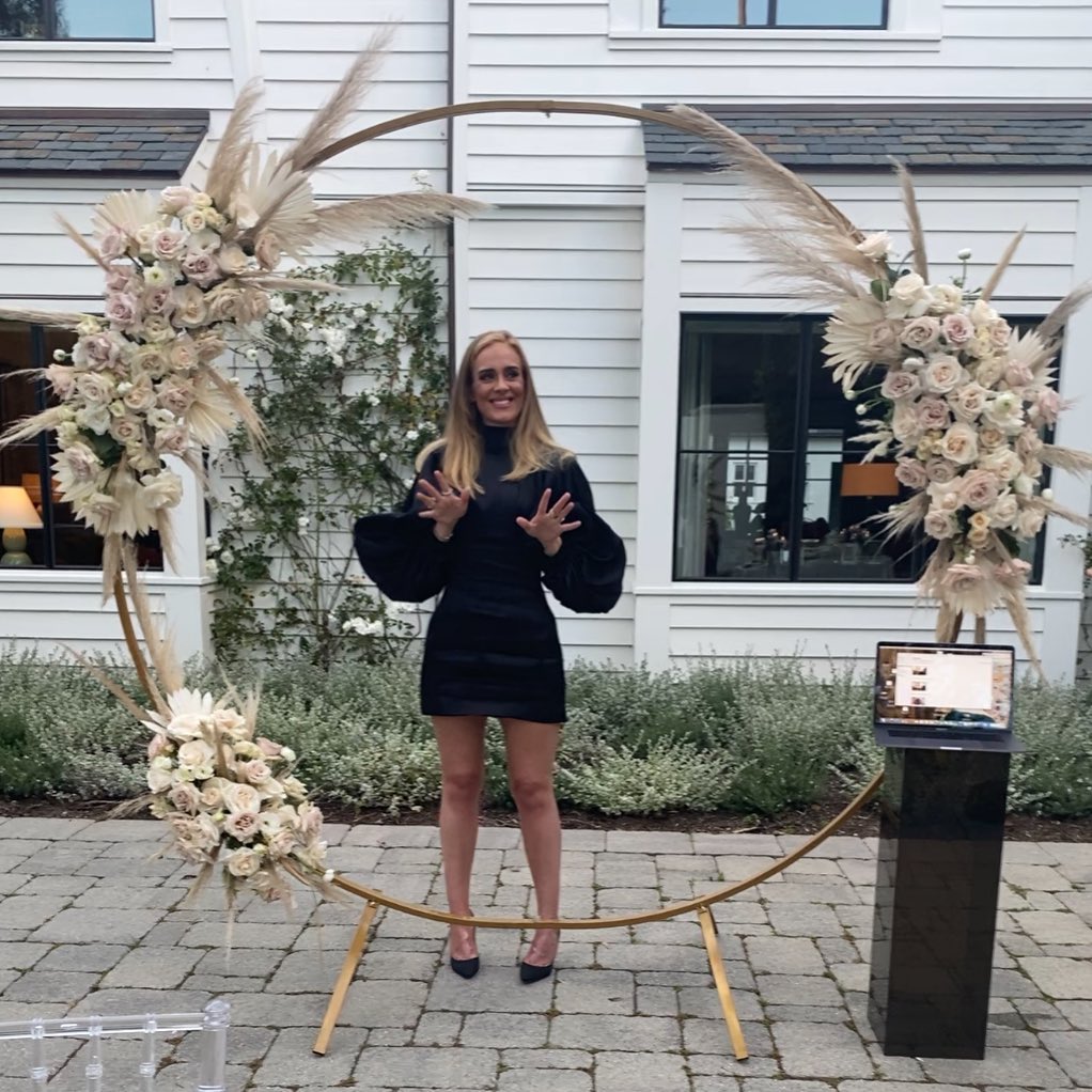 Екстремально схудла Адель в міні-сукні показала неймовірно стрункі ноги — співачку не впізнати