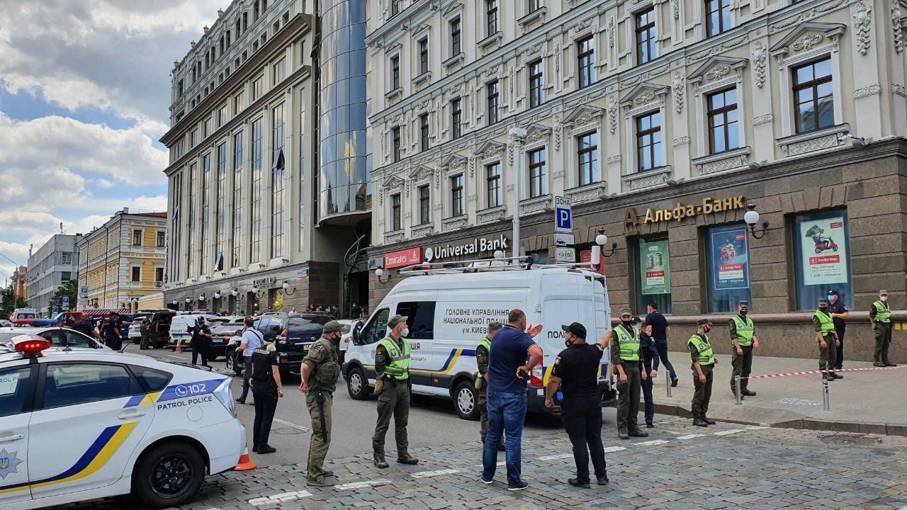 В Киеве террорист с бомбой захватил банк: куда просят не ходить (фото и видео)