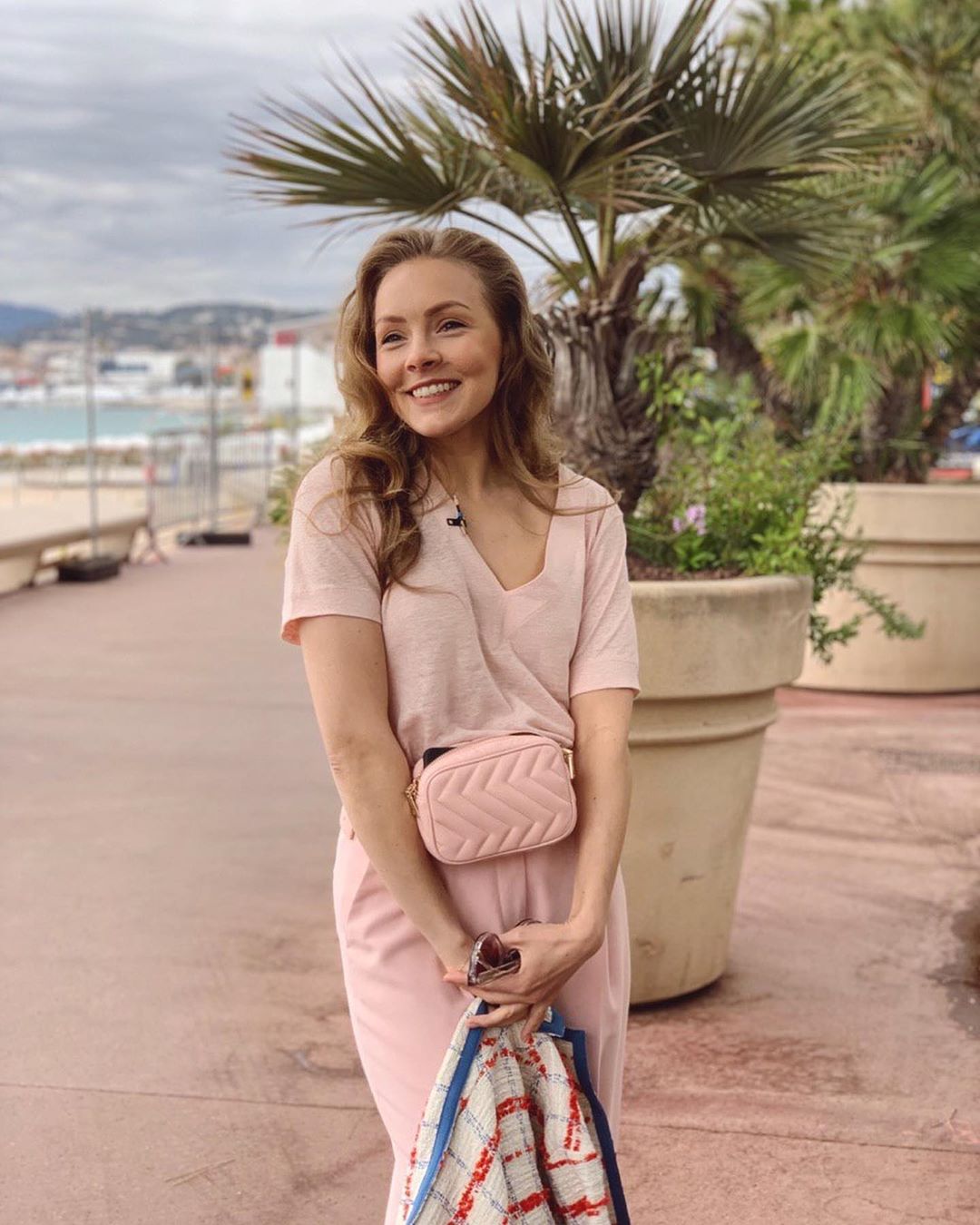 Олена Шоптенко прогулялася по набережній в Каннах в елегантному рожевому вбранні