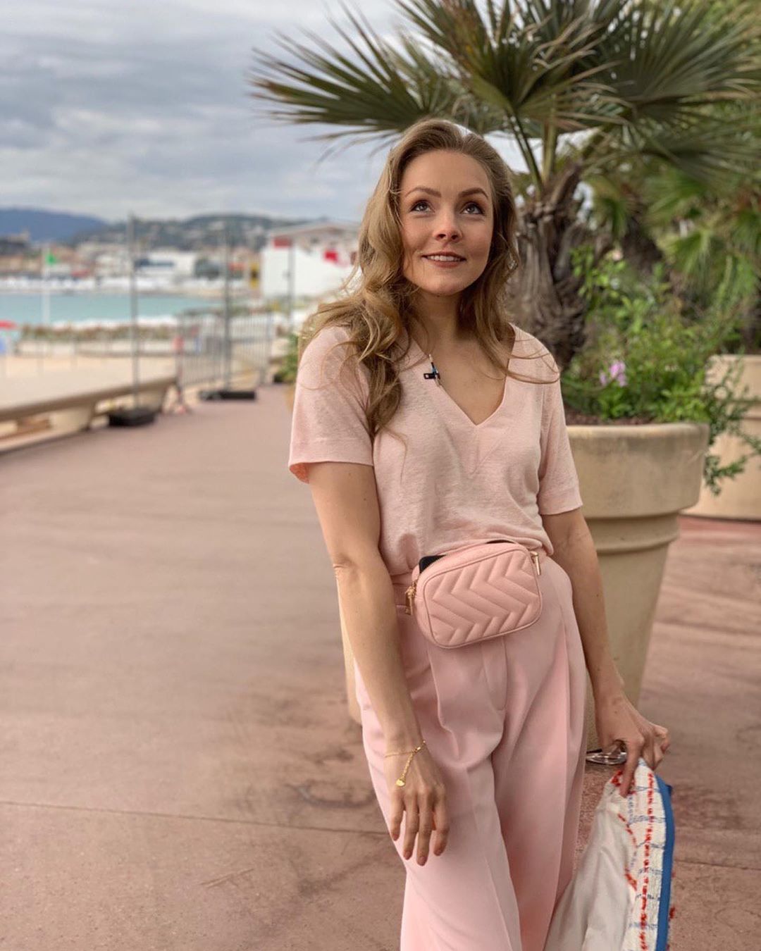 Олена Шоптенко прогулялася по набережній в Каннах в елегантному рожевому вбранні
