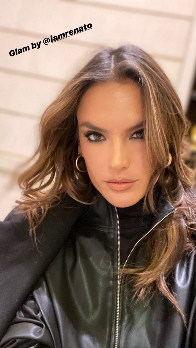 Дівчина рокера: Алессандра Амбросіо захопила стрункою фігурою в ефектному total look