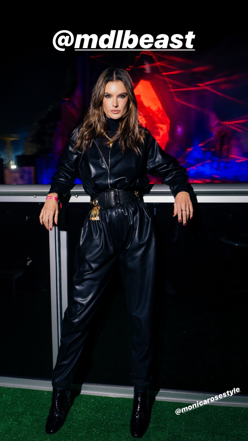 Дівчина рокера: Алессандра Амбросіо захопила стрункою фігурою в ефектному total look