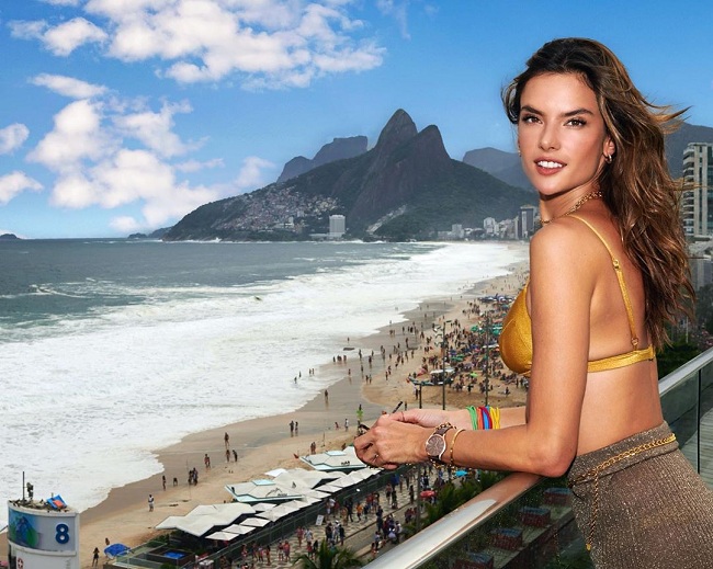 В брюках кльош і бюстгальтері: Алессандра Амбросіо похвалилася струнким тілом в незвичайному вбранні