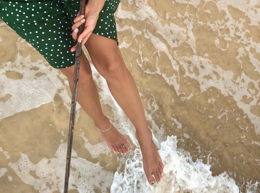 Найкрасивіші ніжки: зірка "Орла и Решки" захопила романтичним образом