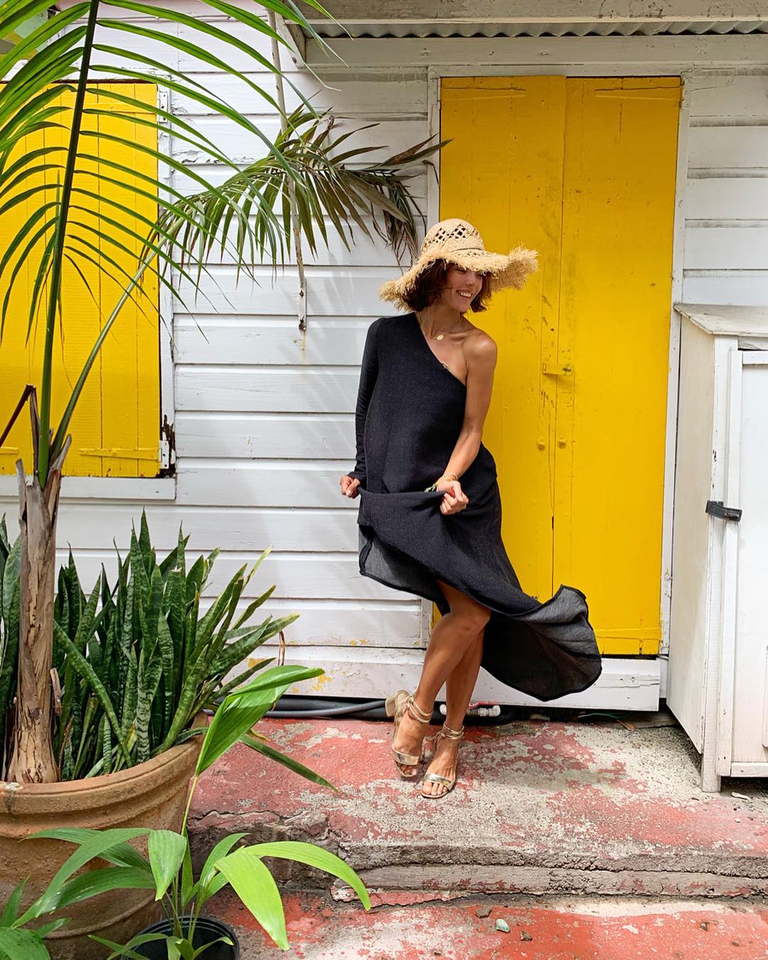 Сама сонячна і легка: зірка "Орла и Решки" показала стрункі ніжки на Карибах