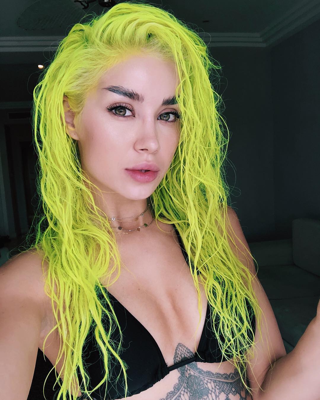 Неоновые волосы