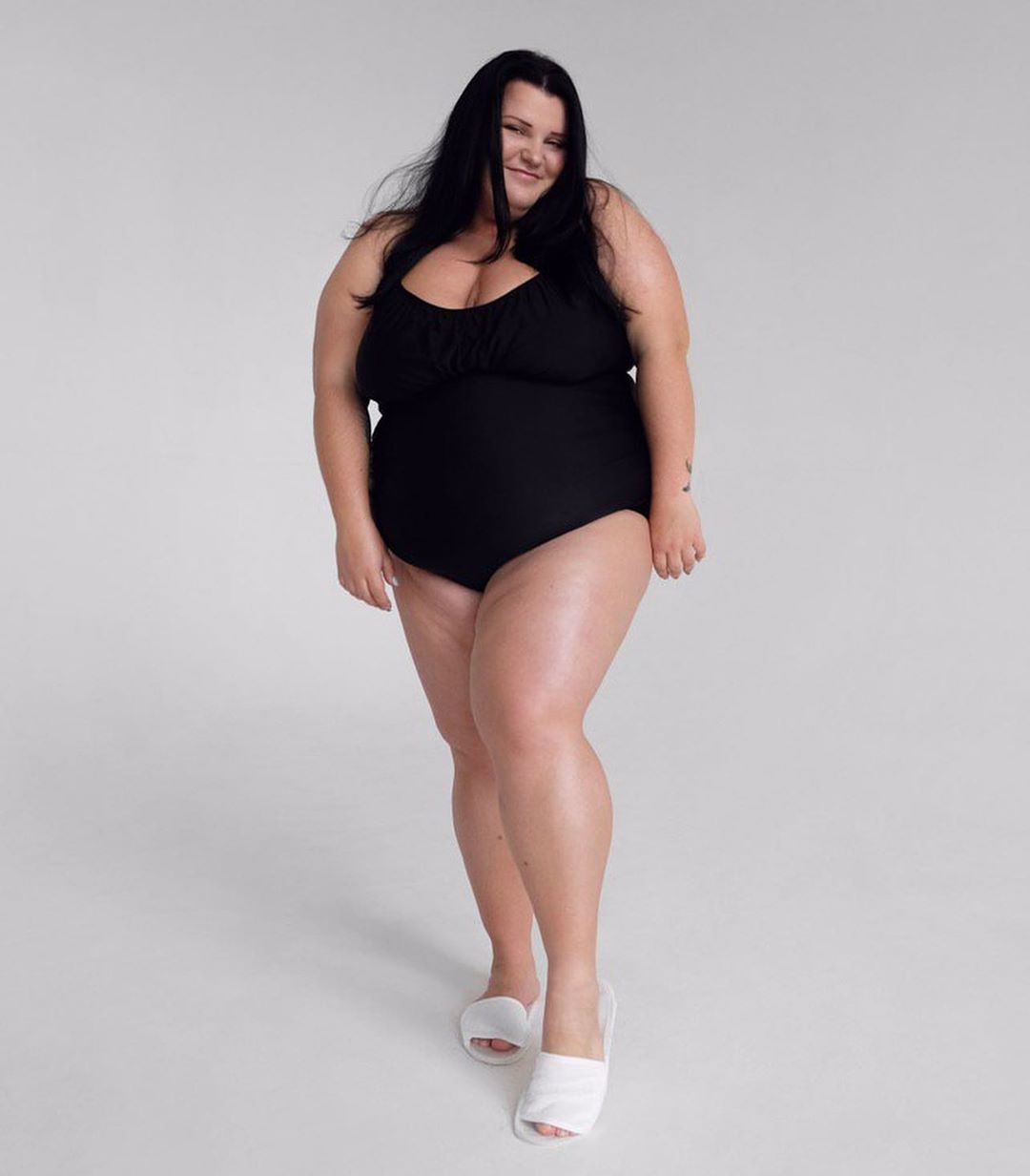 "Дива": Alyona Alyona засветила пышные формы в купальнике