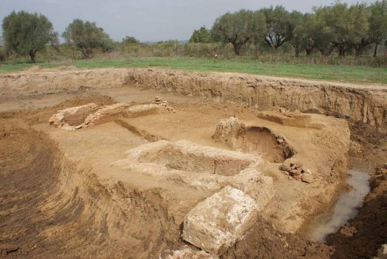 В Греции раскопали древние гробницы, которым больше 2000 лет