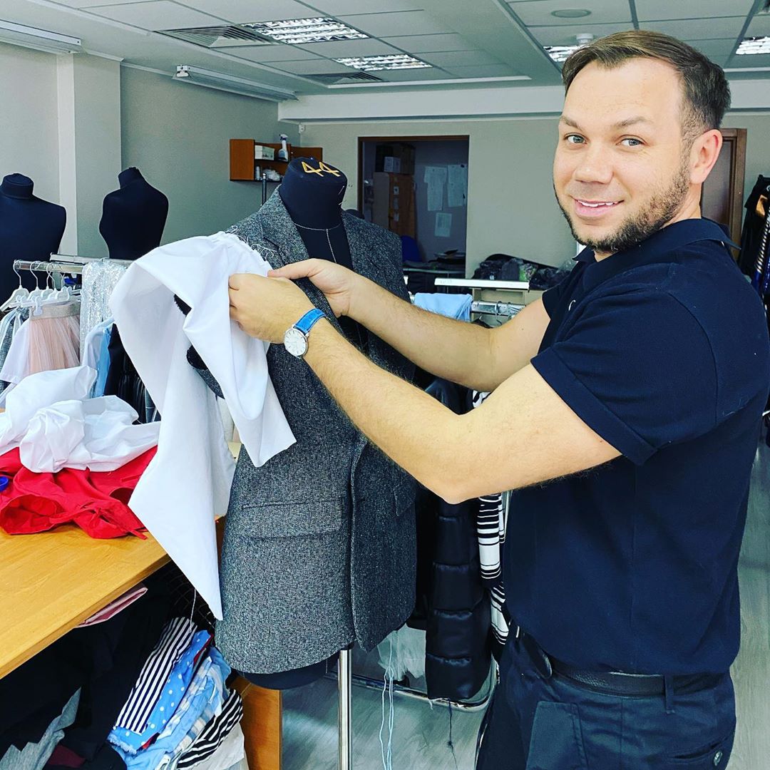 Андре Тан рассказал о юности: "Вечером рисовал кутюрные платья, а утром был торговцем на рынке"