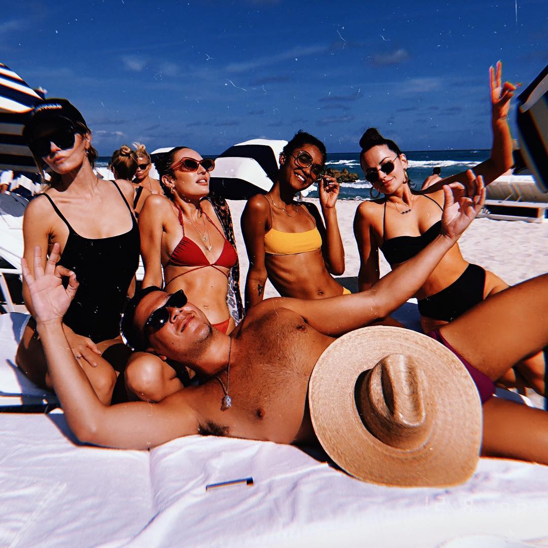 "Ангел" Victoria's Secret похвалилася розкішним тілом в бікіні