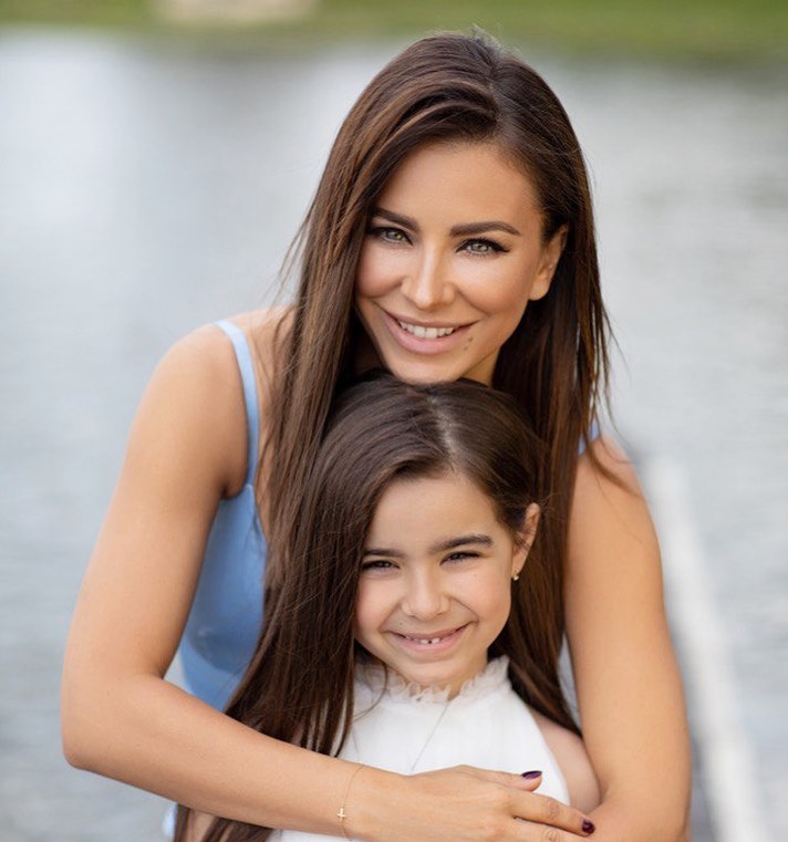 Девочки-цветочки: Ани Лорак растрогала сеть душевным снимком с дочкой