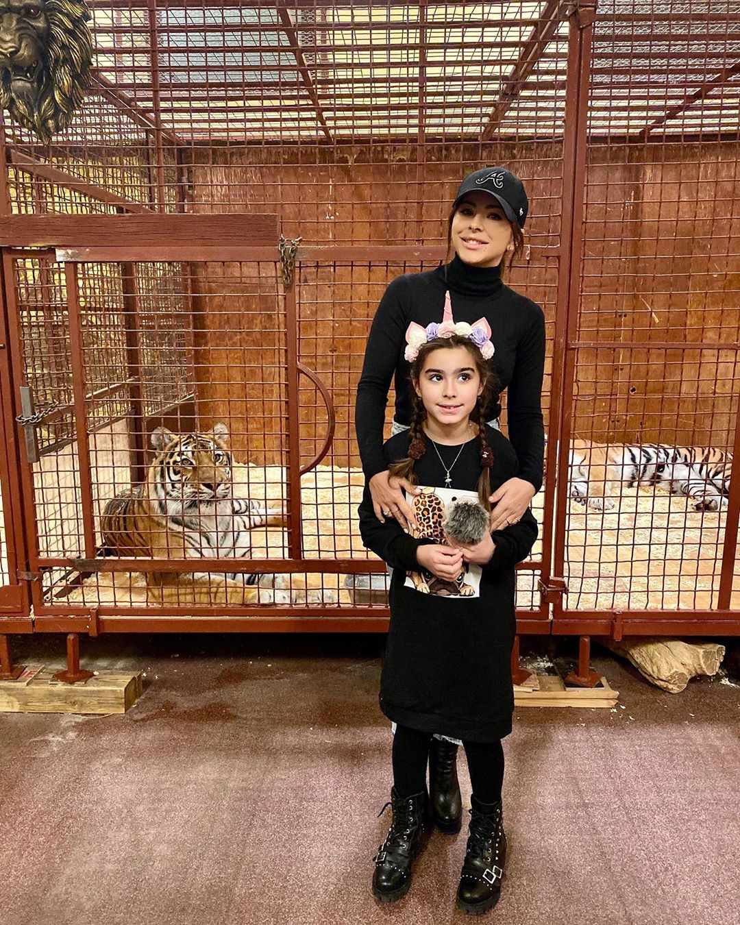 Свято дитинства: струнка Ані Лорак зводила донечку в цирк